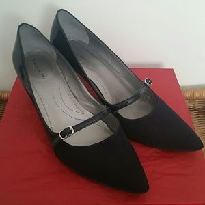 Preowned Navy Tahari Melanie Pumps!